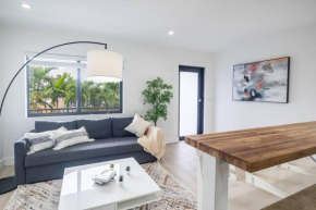 Comfort and Style 2 Bed 1 bath 2 min to the Beach!